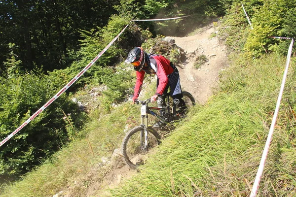 Innsbruck Österrike Augusti 2015 Fullt Utrustad Professionell Cyklist Åker Mountainbike — Stockfoto