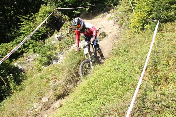 Innsbruck Áustria Agosto 2015 Motociclista Profissional Totalmente Equipado Está Montando — Fotografia de Stock