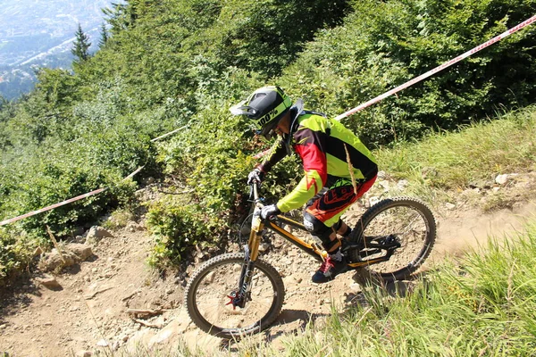 Innsbruck Österrike Augusti 2015 Fullt Utrustad Professionell Cyklist Åker Mountainbike — Stockfoto