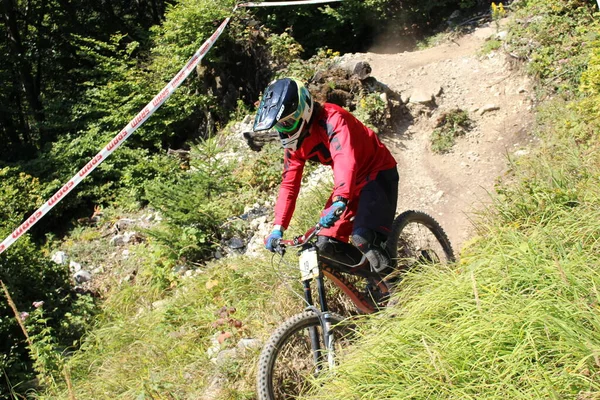 Innsbruck Rakousko August 2015 Plně Vybavený Profesionální Cyklista Jezdí Horském — Stock fotografie