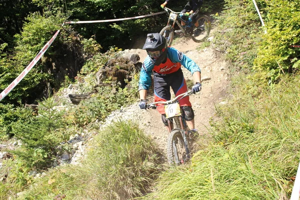 Innsbruck Österrike Augusti 2015 Fullt Utrustad Professionell Cyklist Åker Mountainbike — Stockfoto