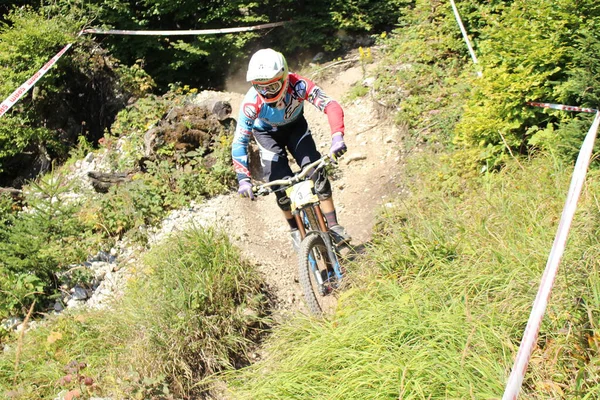 Innsbruck Oostenrijk August 2015 Volledig Uitgeruste Professionele Motorrijder Fietst Bergafwaarts — Stockfoto