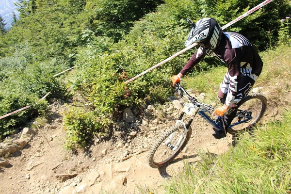 Innsbruck Österrike Augusti 2015 Fullt Utrustad Professionell Cyklist Åker Mountainbike — Stockfoto