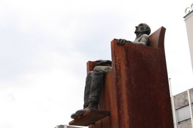 VADUZ, LIECHTENSTEIN - 4 AUGust: Bronz oturan adam heykeli 