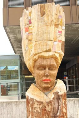 VADUZ, LIECHTENSTEIN - 4 Ağustos 2015 'te Alman sanatçı Kristina Fiand tarafından Vaduz Caddesi' nde yaratılan 