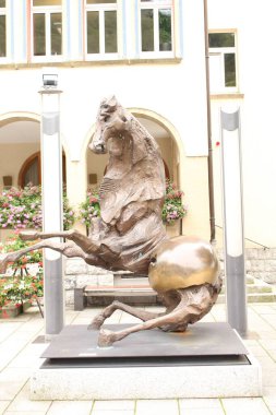 VADUZ, LIECHTENSTEIN - 4 Ağustos 2015 'te Vaduz' da Staedtle Caddesi 'ndeki belediye binasının (Rathaus) önünde bronz at heykeli. 