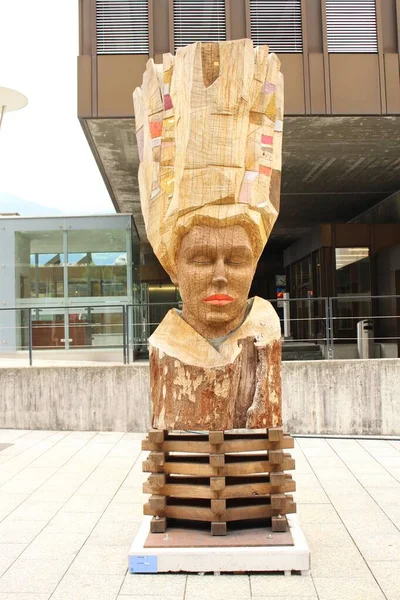 Vaduz Liechtenstein August Holzskulptur Der Deutschen Künstlerin Kristina Fiand Aus — Stockfoto