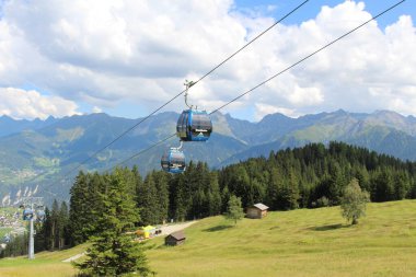 FISS, TIROL, AUSTRIA - 9 Ağustos 2015 'te Fiss' te Sattel-Sued Serfaus Alp Dağları 'ndaki Waldbahn teleferikleri. 