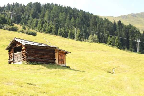 Een Houten Skihut Het Alpgebergte Met Groene Weide Fiss Tirol — Stockfoto