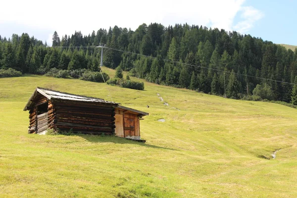Een Houten Skihut Het Alpgebergte Met Groene Weide Fiss Tirol — Stockfoto