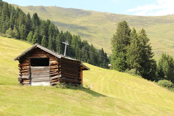 Dřevěná Lyžařská Chata Horách Alp Zelenou Loukou Fiss Tyrolsko Rakousko — Stock fotografie