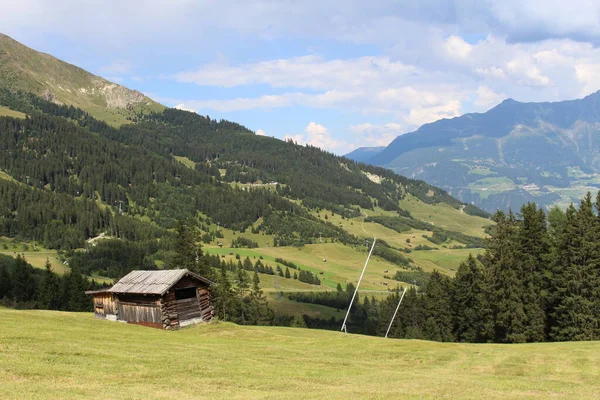 Une Cabane Ski Bois Sur Les Montagnes Des Alpes Avec — Photo