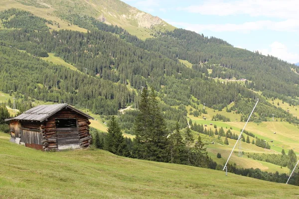フィス チロル オーストリアに緑の牧草地があるアルプスの山々に木製のスキー小屋 — ストック写真