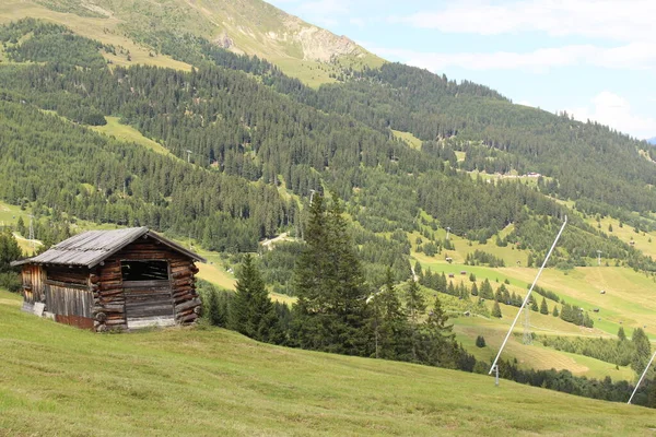 Een Houten Skihut Het Alpgebergte Met Groene Weide Fiss Tirol — Stockfoto