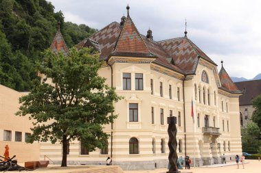 Vaduz 'daki Peter-Kaiser-Platz' da parlamento binası, Avrupa 'daki Lihtenştayn.