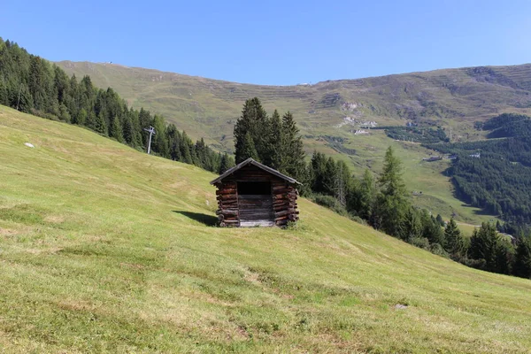 Dřevěná Lyžařská Chata Horách Alp Zelenou Loukou Fiss Tyrolsko Rakousko — Stock fotografie
