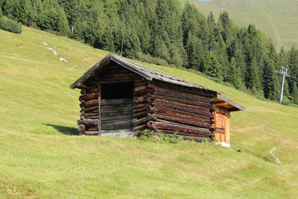 フィス チロル オーストリアに緑の牧草地があるアルプスの山々に木製のスキー小屋 — ストック写真