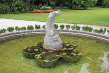 INNSBRUCK, TIROL, AUSTRIA - 14 Ağustos 2015: Eski Şehir (Altstadt veya Altestadt) yakınlarındaki Hofgarten 'de Prenses ve kurbağa heykeli). 