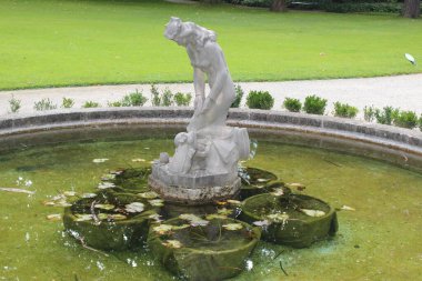 INNSBRUCK, TIROL, AUSTRIA - 14 Ağustos 2015: Eski Şehir (Altstadt veya Altestadt) yakınlarındaki Hofgarten 'de Prenses ve kurbağa heykeli). 