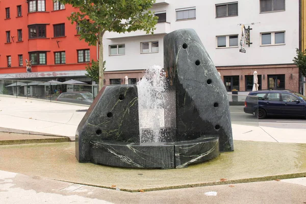 Innsbruck Österreich August Brunnen Mit Abstrakter Skulptur Eduard Wallnoefer Platz — Stockfoto