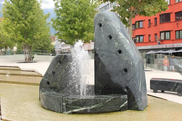 Innsbruck Austria Agosto Una Fontana Con Scultura Astratta Piazza Eduard — Foto Stock
