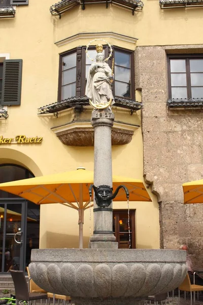 Salón Tirol Austria Agosto Estatua Virgen María Fuente Con Luna — Foto de Stock