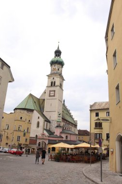 HALE, AUSTRIA - 15 Ağustos 2015: St. Nicholaus Kilisesi 'nin (Pfarrkirche St. Nikolaus Kilisesi) Oberer Stadtplatz Caddesi manzarası).