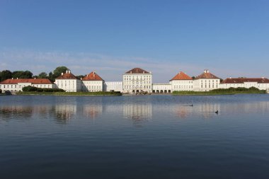 Nymphenburg Sarayı (Schloss Nymphenburg) ve Münih, Almanya 'daki ön bahçesi. 1675 yılında, Bavyera hükümdarlarının yazlık evi olarak kullanılan tahtın varisi Max Emanuel 'in doğumu için inşa edildi..