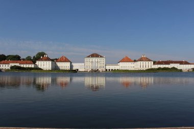 Nymphenburg Sarayı (Schloss Nymphenburg) ve Münih, Almanya 'daki ön bahçesi. 1675 yılında, Bavyera hükümdarlarının yazlık evi olarak kullanılan tahtın varisi Max Emanuel 'in doğumu için inşa edildi..