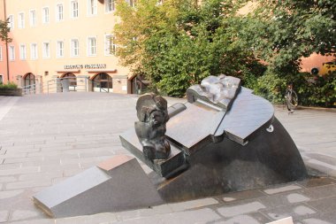 INNSBRUCK, AUSTRIA - 15 Ağustos 2015 'te Innsbruck' ta Marktgraben Caddesi 'nin yanındaki Innsbruck Müzik Okulu' nun bahçesinde soyut bir insan heykeli. 