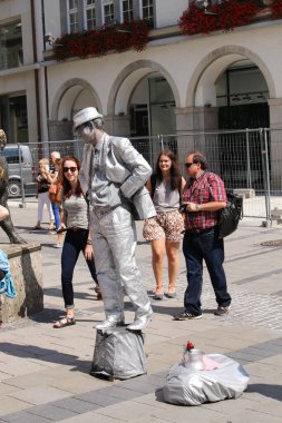 MUNICH, ALMANY - 22 AĞUSTOS 2015: Neuhauser Caddesi 'nde metalik gümüş kostümlü bir erkek animatör.