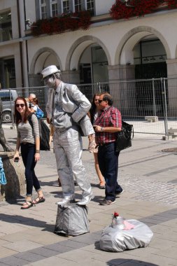 MUNICH, ALMANY - 22 AĞUSTOS 2015: Neuhauser Caddesi 'nde metalik gümüş kostümlü bir erkek animatör.