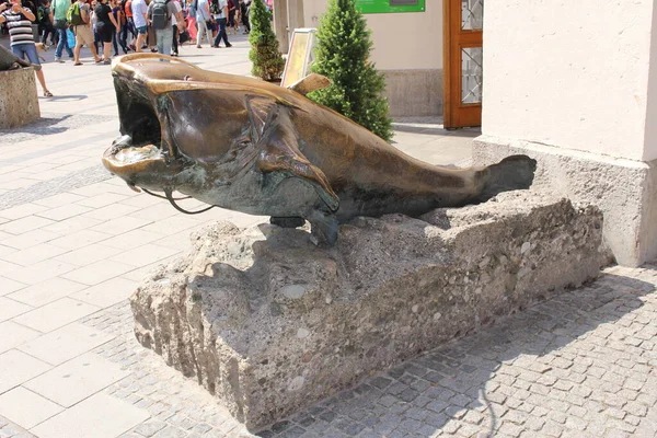Munich Germany August 2015 Bronze Wels Catfish Sculpby Claus Nageler — 图库照片
