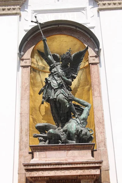 Historischer Engel Und Böse Statue Vor Dem Neuen Rathaus Der — Stockfoto