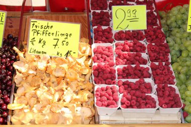 Münih, Almanya 'da Viktualienmarkt' ta bir pazar tezgahında farklı sebze ve meyveler.