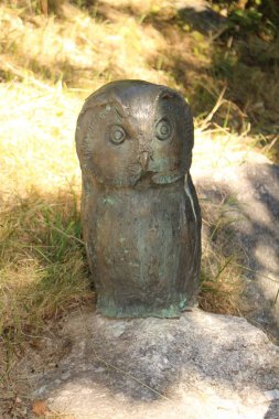 INNSBRUCK, AUSTRIA - 30 Ağustos 2015: Kuzey Alp Dağları 'ndaki Alp Hayvanat Bahçesi' nde Avrasya Kartalı Baykuşu heykeli (Bubo Bubo)).