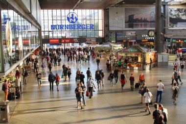MUNİH, GERMANY - 22 AĞUSTOS 2015: Münih Ana Tren İstasyonu (Münih Hauptbahnhof).