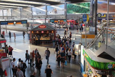 MUNİH, GERMANY - 22 AĞUSTOS 2015: Münih Ana Tren İstasyonu (Münih Hauptbahnhof).