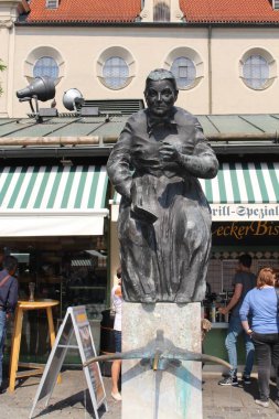 MUNICH, ALMANY - 22 AĞUSTOS 2015: Elise Aulinger Fountain in the old food market 