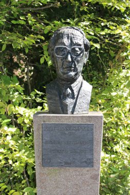 INNSBRUCK, AUSTRIA - 30 Ağustos 2015: Alp Dağları 'ndaki (Nordkette) Alp Hayvanat Bahçesi' nin (Alpenzoo) ünlü zoologlarından Prof. Hans Psenner 'in (1912-1995) bronz heykeli).