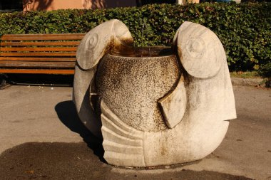 INNSBRUCK, AUSTRIA - 30 Ağustos 2015: Taş balık heykelleri Inn Nehri ve Rennweg Caddesi arasındaki yaya yolunda bir çeşme ile birlikte.