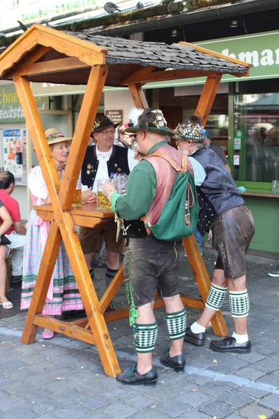 Munich Niemcy Sierpień 2015 Ludzie Tradycyjnych Niemieckich Ubraniach Piją Piwo — Zdjęcie stockowe