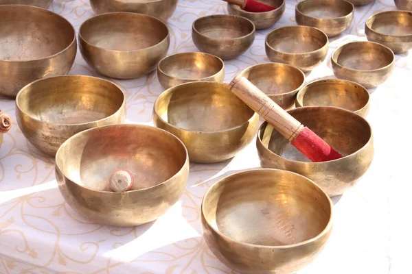 Dünya çapında meditasyon, müzik, rahatlama ve kişisel refah için kullanılan şarkı kaseleri (ayrıca Sound Bowl, Tibet Şarkı Kaseleri, Rin gongs, Himalaya Bowls ve Suzu Gongs olarak da bilinir).