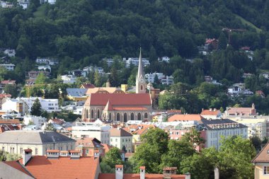1450 yılında Avusturya 'nın Tirol kentinde inşa edilen Şehir Kulesi' nden (Stadtturm) alınan Innsbruck kentinin hava görüntüsü. 51 metre yüksekliğiyle, Şehir Kulesi Eski Şehir 'de (Altstadt veya Altestadt) yer almaktadır.).