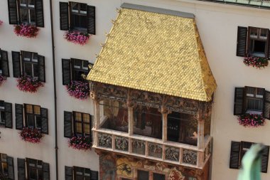 Şehir Kulesi 'nin (Stadtturm, 51 metre) tepesinden çekilen Innsbruck Altın Çatı (Goldenes Dachl) 1450 yılında Avusturya' nın Tirol kentinde inşa edildi..