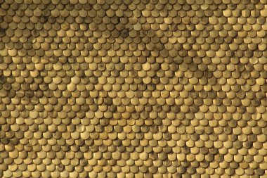 Şehir Kulesi 'nin (Stadtturm, 51 metre) tepesinden, Altın Çatı' daki (Goldenes Dachl) havadan yakın çekim görüntüsü. Altın Çatı 'da 2.738 adet ateş yaldızlı bakır fayans var..