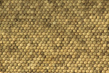 Şehir Kulesi 'nin (Stadtturm, 51 metre) tepesinden, Altın Çatı' daki (Goldenes Dachl) havadan yakın çekim görüntüsü. Altın Çatı 'da 2.738 adet ateş yaldızlı bakır fayans var..