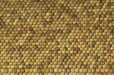 Şehir Kulesi 'nin (Stadtturm, 51 metre) tepesinden, Altın Çatı' daki (Goldenes Dachl) havadan yakın çekim görüntüsü. Altın Çatı 'da 2.738 adet ateş yaldızlı bakır fayans var..