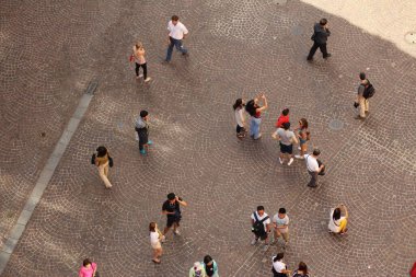 INNSBRUCK, TYROL, AUSTRIA - 27 HAZİRAN 2015: Herzog-Friedrich Caddesi 'ndeki Eski Şehir' de (Altstadt) turistlerin hava görüntüsü. 