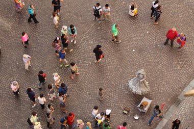 INNSBRUCK, TYROL, AUSTRIA - 27 HAZİRAN 2015: Herzog-Friedrich Caddesi 'ndeki Eski Şehir' de (Altstadt) turistlerin hava görüntüsü. 